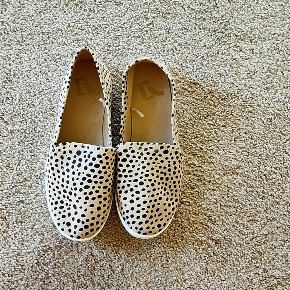 Women size 6 ten and black animal print shoes, lower style